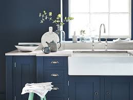 Des Idees Deco Pour Une Cuisine Bleu Nuit Joli Place En 2020 Peinture Bleu Cuisines Design Agencement Cuisine