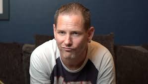Corey todd taylor, né le 8 décembre 1973 à des moines, est un chanteur américain, membre principal du groupe de metal slipknot ainsi que de stone sour.il est surnommé « the sickness » 1 ou « neck ». Corey Taylor On The Toxicity Of Social Media Just Stop For A Second And Use Your Damn Brain