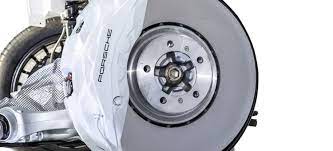 Cuando el ferodo de la pastilla se termina empieza a rozar el hierro con el disco de freno. Por Que Chirrian Y Chillan Los Frenos De Mi Coche Y Como Puedo Evitarlo Diariomotor