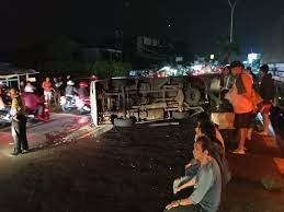 Elf Terguling Di Plumbon Gara Gara Motor Tanpa Lampu Begini Kondisi Penumpangnya Radarcirebon Com