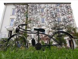 German Bike Shop Decorated With 120 Bicycles Stuck To Its Storefront Bicycle Art Recycled Bicycle Architecture