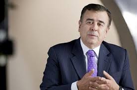 Él se ha encargado de hacer promoción de este partido en sus redes sociales, pero un seguidor le respondió que no lo vería en el canal donde él trabaja sino en caracol, donde se verá gratis. Razon Por La Que Javier Hernandez Bonnet Termino Comentando Misa Del Papa Francisco