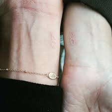 Weisses Tattoo Als Neuer Trend In Der Korperkunst Vor Und Nachteile Tattoo Stiles Dainty Tattoos Queen Tattoo Trendy Tattoos
