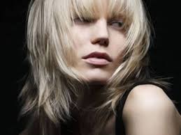 Pour obtenir une coupe facile et mignonne, optez pour un pixie avec de courtes dégradés agitées qui aident vos cheveux à tomber où ils en ont besoin. Coupe Cheveux Mi Long Degrade Effile Avec Frange Youtube