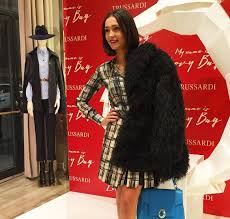 Anche lei sceglie il long bob. Gossip Ultima Ora Caterina Balivo Nuovo Taglio Di Capelli Veri O Parrucca