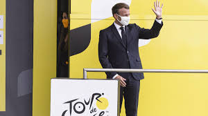 All french people over 12 years old will need a pass. Tour De France 2021 Prasident Emmanuel Macron Besucht Frankreich Rundfahrt In Den Pyrenaen Eurosport