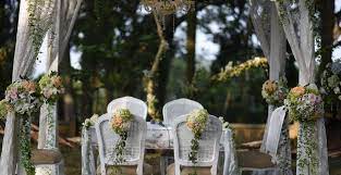 Jika anda ingin memiliki pesta pernikahan outdoor yang sederhana maka cobalah membuat dinding rumah bagian depan sebagai pusat dekorasi. 10 Dekorasi Akad Nikah Di Rumah Konsep Sederhana Hingga Glamor