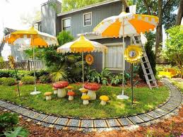 Ein Richtiger Erlebnispark Mit Zug Und Sitzecke Aus Ubergrossen Pilzen Hinterhof Designs Hinterhof Neu Gestalten Kinderfreundlicher Garten