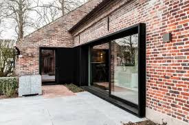 Maison Design Renovation Porte Coulissante Fenetre Espace Lumineux Maison Moderne Design Farmhouse Renovation Brick Architecture Old Farm Houses