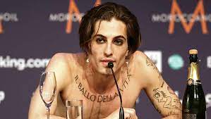 Måneskin is an italian rock band from rome, consisting of lead vocalist damiano david, bassist victoria de angelis, guitarist thomas raggi, and drummer ethan torchio. Gaj6ruim6 Xybm