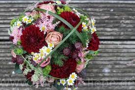 Bordeaux, elfenbein und grün wild boho hochzeitsstrauß aus solablüten, getrockneten blumen und grün (eukalyptus). Brautstrauss Bordeaux Creme Strauss Hochzeit Hochzeitsdeko Bordeaux Creme Brautstrauss Dunkelrot Brautstrauss He Blumenstrauss Hochzeit Brautstrauss Hochzeit