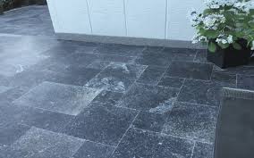 Schwarze Terrassenplatten Fur Den Garten Aus Naturstein Terrassenplatten Natursteine Steinterrassen