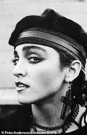 Madonna's official web site and fan club, featuring news, photos, concert tickets, merchandise, and during the past few months, some of madonna's singles and remixes from the 90s and 00s were. Madonna Posiert Spielerisch Fur Seltene Bilder Die Sie Im Alter Von 25 Jahren Gemacht Hat Aktuelle Boulevard Nachrichten Und Fotogalerien Zu Stars Sternchen