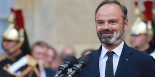 Entre la dépigmentation de sa barbe, causée par un vitiligo et par le stress, et un beau juron lâché à l'assemblée nationale, edouard philippe semble fatigué en ce mois de juin 2020, alors que se joue. Politique Edouard Philippe La Tentation Du Recours