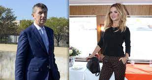Avant la projection, les cinéphiles ont pu prendre des photos avec les acteurs, dont štěpán kozub de bohumín, tomáš magnusek et martina babišová. Monika Babisova Sla S Pravdou Ven Priznala Hadky S Andrejem Blesk Cz