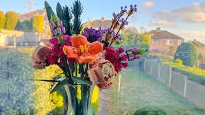 Relax with lego designer anderson and apprentice astrid as they show you the brand new lego flower bouquet from the lego botanical collection. Lego 10280 Flower Bouquet Review That Brick Site