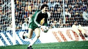 Esta é a história de helmuth duckadam, o herói romeno que venceu a final da taça dos campeões europeus, defendendo todos os quatro penáltis que os jogadores do barcelona apontaram. 7 Mai 1986 Cea Mai Mare SurprizÄƒ Din Istoria CompetiÈ›iei PerformanÈ›a Stelei Din UrmÄƒ Cu 31 De Ani LÄƒudatÄƒ De Italieni
