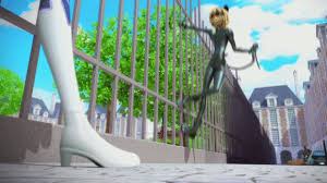 Als ladybug versucht, hawk moths geheime identität aufzudecken, wird gabriel agreste, adriens vater, zum sammler akumatisiert. Best Miraculous Ladybug Episode 1 Gifs Gfycat
