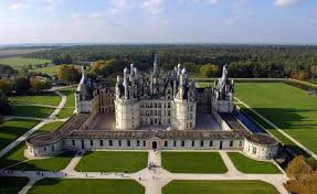 En effet, dès le milieu du xve siècle, les progrès réalisés dans le domaine de l'artillerie avaient rapidement rendu les châteaux forts obsolètes. Transport Jusqu Au Chateau De Chambord Chateaux Forts