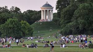 Die bezeichnung rührt von den englischen landschaftsgärten her, die von friedrich ludwig sckell bei der gestaltung des geländes zum vorbild genommen wurden. Munchen Englischer Garten Straftaten Nehmen Zu Stadt