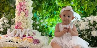 Rangkaian bunga ulang tahun ditambahkan pada: Dekorasi Unik Penuh Bunga Ini 6 Potret Perayaan Ulang Tahun Pertama Anak Aura Kasih Merdeka Com