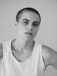 Meine AVo Rollen. Eine Bildhauerin, die das Patriarchat zerhämmern will und  Romeo, der wortwörtlich Hals über Kopf verliebt ist. Fotos: Guillaume Musset