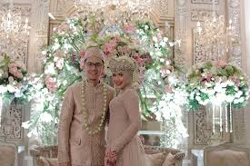 Adik bungsu raffi ahmad juga tampil memikat dengan kebaya putih dan aksesori siger sunda yang melekat di bagian kepalanya. Adat Sunda Hijab Syari Hijabfest