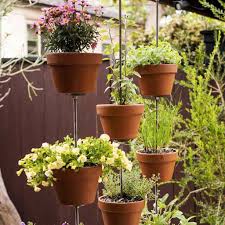 Bunga tropis bisa jadi pilihan untuk menghias taman di rumah. Unik 10 Cara Menghias Taman Dengan Menara Bunga Dailysia