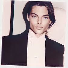 Con trai 20 tuổi của siêu sao Elizabeth Hurley