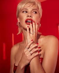 Rae Mead's Instagram, Twitter & Facebook