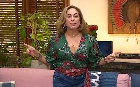 Guimarães began her artistic career in 1977, when she participated in the play dor de amor (pain of love). 25s9bt7clrwom