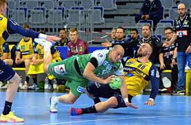 Jun 12, 2021 · handball ( countable and uncountable, plural handballs ) ( uncountable) a team sport where two teams of seven players each (six players and a goalkeeper) pass and bounce a ball trying to throw it in the goal of the opposing team. Final Four In Mannheim European League Im Handball Eine Deutsche Domane Sportmeldungen Stuttgarter Zeitung
