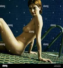 Nackte Frau sitzend vom Rand des Schwimmbad, Seitenansicht Stockfotografie  - Alamy