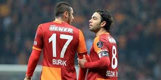 Sakatlığı geçen burak yılmaz da kadroda yer aldı. Burak Yilmaz Dan Taraftara Adamsan Asagi Gel