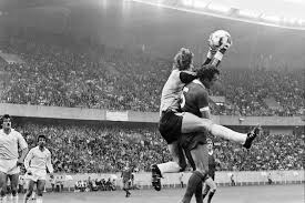 Real Madrid Goalkeeper Agustin Rodriguez Claims The Ball Despite The Close Attentions Of Liverpool Real Madrid Goalkeeper Liverpool Football Club European Cup