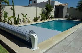 Gage de solidité, d'étanchéité et de longévité, le béton n'est plus désormais uniquement l'apanage des piscines creusées. Volet Roulant Hors Sol Motorise Neo By Eca En Gris Bache Piscine Piscine Hors Sol Piscine Rectangulaire