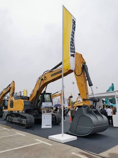 Liebherr R945 Excavator
