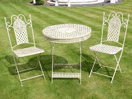 Salon de jardin mobilier jardin déco jardin décor fer forgé décor de fer meuble fer forgé chaise fer forgé travail du bois deco chambre. Table De Jardin Ronde Avec Deux Chaises Pliantes En Metal