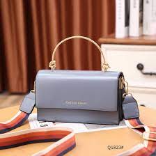 Perpaduan warna emas dan putih menambah kesan feminim dan mewah bagi pemakainya. Bogat Magnet Borac Tas Merk Calvin Klein Smart Kit Org