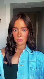 Samantha Overton's Instagram, Twitter & Facebook