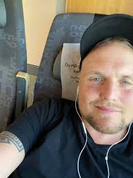 Sitter på toget og får ikke med meg premieren på allsangen 😕 Syns det er  så koselig å ta en tur inn i de tusen hjem. Så post gjerne stemningsrapport  fra stua