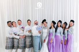 Sekiranya anda masih bingung mencari doorgift yang sesuai, di sini kami senaraikan pilihan yang boleh anda pertimbangkan sebelum mula membeli. Keunikkan Dan Inspirasi Dari Tema Perkahwinan Campur Yang Anda Patut Tahu Pesona Pengantin