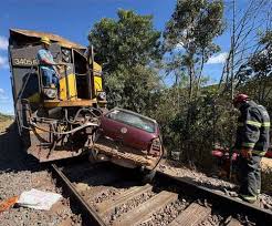 Homem morre após carro ser atingido e arrastado por trem em Minas Gerais
