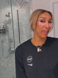 Yall don't think this a lil strange orrrr weird..??? But I guess it's a  slow day in the office 😐