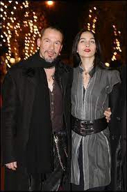 Totalement hypocrite de faire une chanson pour les soignants. Florent Pagny Sa Fille Agee De 21 Ans Est D Une Beaute Renversante C Est Le Sosie De Sa Mere