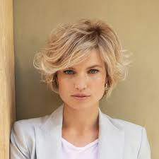 Questo articolo è in continuo aggiornamento, inseriremo tutti i nuovi tagli capelli medi della stagione! Tagli Capelli 2019 Donne Corti Medi E Lunghi