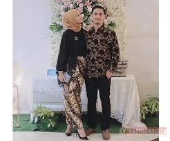 Promo baju by gracestore64 cek ig. 20 Inspirasi Model Kebaya Couple Modern Untuk Tunangan Dan Kondangan 2020 Fashionsista Co Model Model Fashion Terbaru 2021