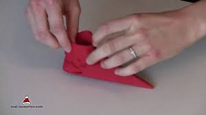 Idée de pliage de serviette. Pliage De Serviette En Forme De Chausson Botte De Lutin Youtube