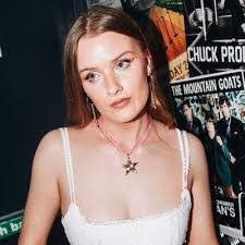 Holly Munro's Instagram, Twitter & Facebook