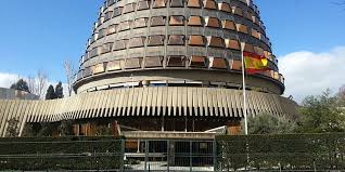 El Constitucional admite el recurso del Gobierno y suspende la ley catalana  de sanidad universal | Civio